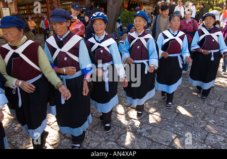 China Yunnan Lijiang alte Stadt Gruppe älterer Frauen der Naxi Volksgruppe in Tracht zusammen tanzen Stockfoto