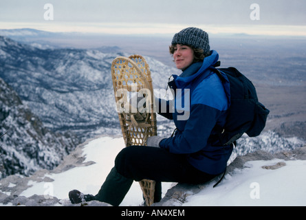 Eine Frau auf einer Schneeschuh-Reise Mitte Winter Sandia Peak in den Sandia Bergen über Albuquerque, New Mexico Stockfoto