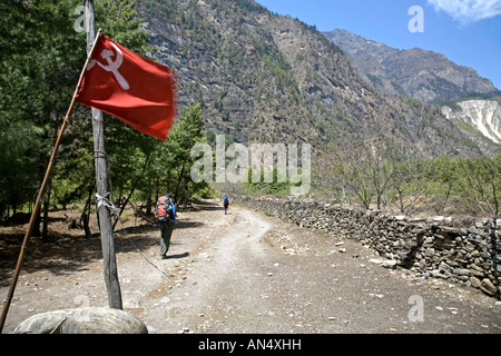 Kommunistische Flagge. Ausserhalb des Dorfes Khotro. Annapurna Circuit Trek. Nepal Stockfoto