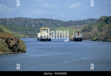 Kleinen Frachter Schiffe machen eine Tageslicht-Passage durch den Panama-Kanal Stockfoto