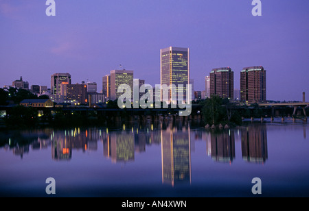 USA-VIRGINIA-RICHMOND A Blick auf die Skyline von Richmond Virginia über den James River in der Dämmerung Stockfoto