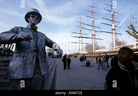 Eine Straße Preformer auf der cutty Sark in Greenwich London Stockfoto