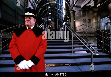 Eine Tür Mann wachen am Eingang des Lloyds Gebäude London Stockfoto