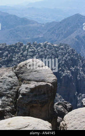 Querformat von Felsformationen und Felsbrocken im Dana Biosphärenreservat, Jordanien, Naher Osten Stockfoto