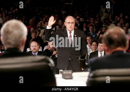 New Yorks Bürgermeister Rudolph (Rudi) Giuliani Vereidigung vor der Bereitstellung Zeugnis zu 9/11 Kommission hören Stockfoto