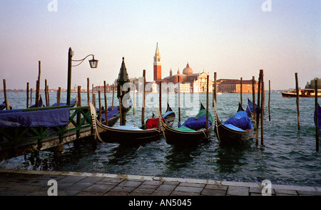 Gondeln festgemacht von St. Marks Platz Venedig Italien mit Blick auf die Isola de San Giorgio Maggiore Stockfoto