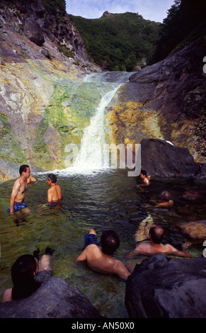 Badegäste an den heißen Quellen und Wasserfall am Kamuiwakka-Yu-keine-Taki, Shiretoko-Hanto World Heritage Site, Hokkaido, Japan Stockfoto