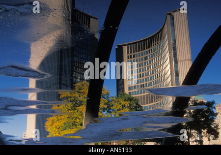 Reflexion des neuen Rathauses in einer Pfütze in der Outdoor-Eisbahn Toronto Ontario Kanada Nordamerika Stockfoto