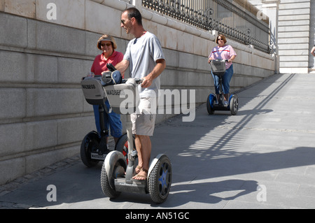 Besichtigung des gemächlichen Weg auf einem Segway Self balancing persönliche Transportvorrichtung, Madrid, Spanien Stockfoto