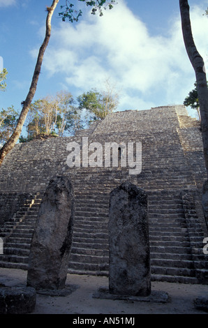 Person Klettern Struktur VII auf die Maya-Ruinen von Calakmul, Campeche, Mexiko Stockfoto