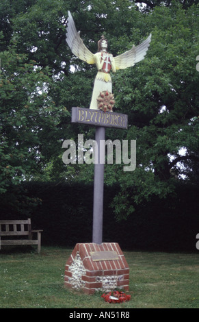 Engel auf einem Kreuz mit Ortsnamen befindet sich außerhalb der Holy Trinity Church in Blythburgh Suffolk England Stockfoto