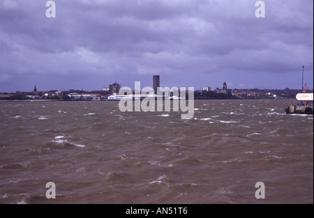 Aussicht auf den Fluss Mersey in Liverpool von Albert dock zu Birkenhead Stockfoto