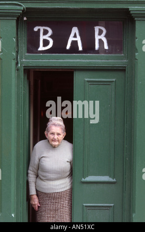 Eine alte Wirtin eröffnet ihre Bar in Dingle, Eire Stockfoto