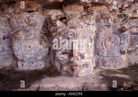 Stuck-Maske der Kinich Ahau, der Maya-Sonnengott am Templo de Mascarones oder Tempel der Masken bei Edzna, Campeche, Mexiko Stockfoto