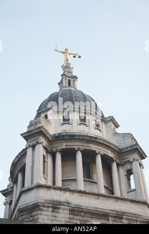 Waage der Gerechtigkeit Statue bei The Old Bailey in London England UK Stockfoto