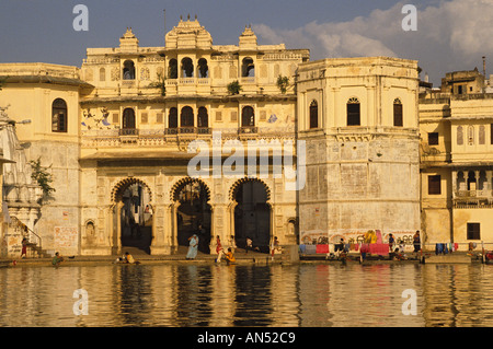 Indien Rajasthan Udaipur Blick in Richtung Ghats von Lake Pichola Frauen Wäsche waschen Stockfoto