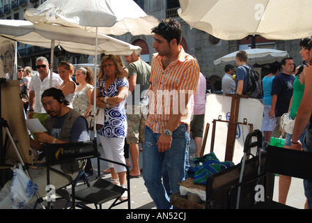Touristen, die gerade Kunst Etalagen Ramblas Barcelona Spanien Stockfoto
