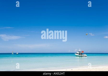 Strand von Negril, Jamaika. Am Strand außerhalb Paare fegte Away Resort, Seven Mile Beach, Long Bay, Negril, Jamaika, Karibik Stockfoto