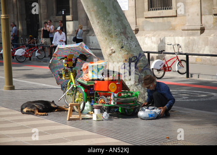 Streetart-Künstler und sein Hund Ramblas Barcelona Spanien Stockfoto