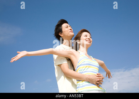 Japanischen Mann umarmt seine Geliebte von hinten Stockfoto
