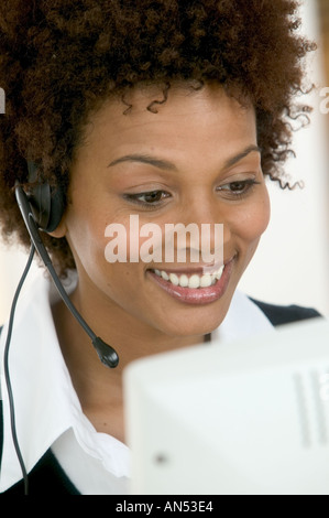 Frau trägt Telefon Kopfhörer Stockfoto