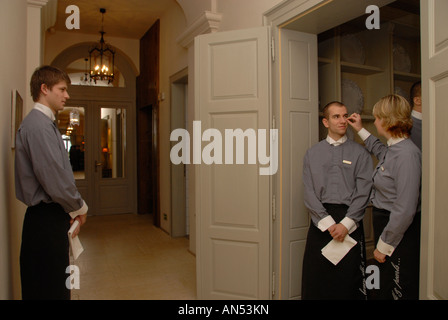 Kellner bei der Arbeit in einem eleganten Restaurant Tschechien Stockfoto