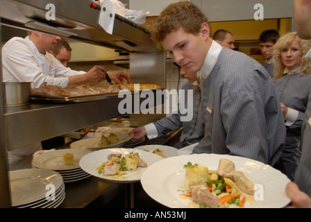 Kellner bei der Arbeit in einem eleganten Restaurant Tschechien Stockfoto