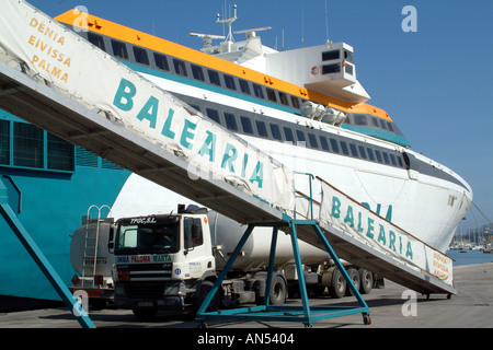 Balearias schnell Fähre AL SABINI welche Route Denia, Palma angedockt in DeniaSpain Espana Europa EU Übernahme von Treibstoff ist Stockfoto