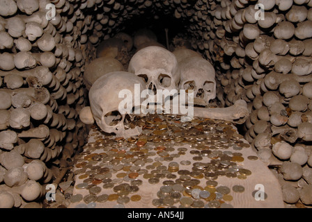 Münzen-links als Opfergabe an die kleine römisch-katholische Sedlec Beinhaus Knochenkapelle in Sedlec Vorort von Kutna Hora-Tschechische Republik Stockfoto