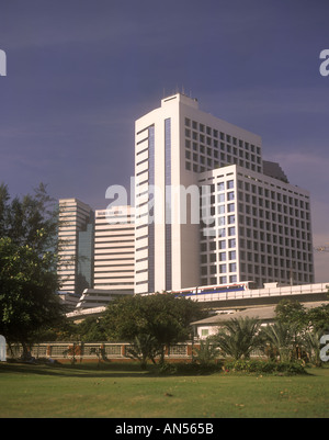 Lumphini-Park in Thailand Bangkok Silom Road Wolkenkratzer BTS Skytrain Stockfoto