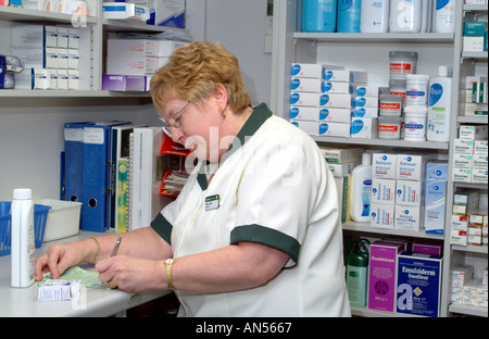 Vorbereitung einer Verschreibung in der Apotheke Apotheker Stockfoto