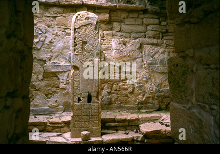 Stele in Yaxchilan, eine alte Maya-Stadt an der mexikanischen Grenze zu Guatemala. Stockfoto