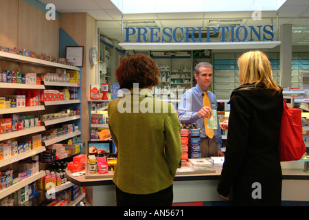 Kunden sammeln Rezepte vom Apotheker in der Apotheke Stockfoto