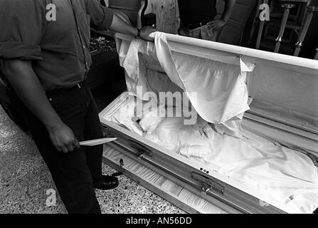 Eine mexikanische nationale nach ihrer Rückkehr nach Mexiko mit dem Flugzeug zeigen in ihrem Sarg in Olimpia Funeral Home Stockfoto