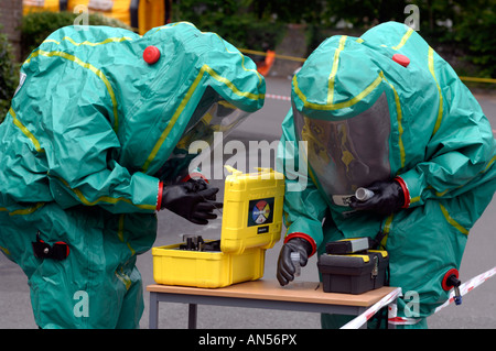 Notdienste nehmen Teil in einem chemischen oder biologischen Angriff Übung, England, UK Stockfoto