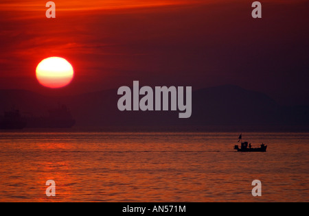 Sonnenuntergang, Trawler Schiff bei Sonnenuntergang vor der Küste von Dorset, Großbritannien Stockfoto