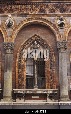 Fenster eines alten Backstein-Gebäude Stockfoto