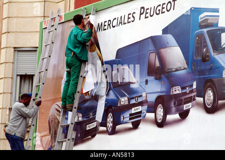 Bill Aufkleber Mann auf Leiter einfügen ein Peugeot Werbung Horten Stockfoto