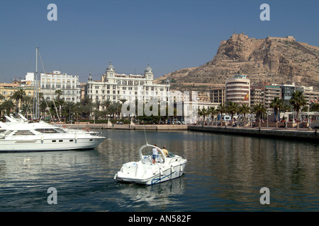 Costa Blanca Süd Spanien Alicante Hafen und Hafen und die Burg Santa Bárbara Stockfoto