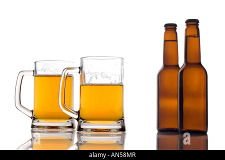 Bierkrüge und zwei Flaschen Bier Stockfoto