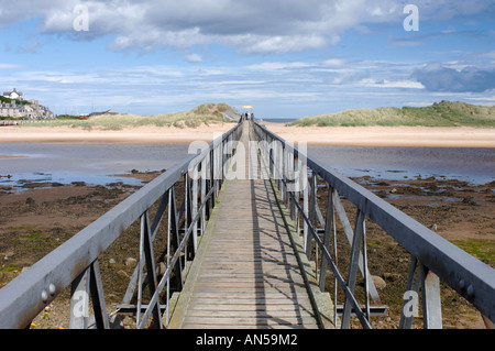 Lossiemouth, Fußgängerbrücke zum sandigen Strand und Düne Morayshire, Schottland. XPL 3231-321 Stockfoto