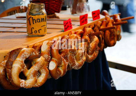 Frische bayerische Brezel auf dem Christkindle-Markt in der Innenstadt von Chicago Illinois USA Stockfoto