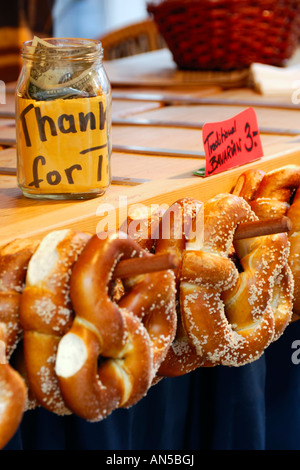 Frische bayerische Brezel auf dem Christkindle-Markt in der Innenstadt von Chicago Illinois USA Stockfoto