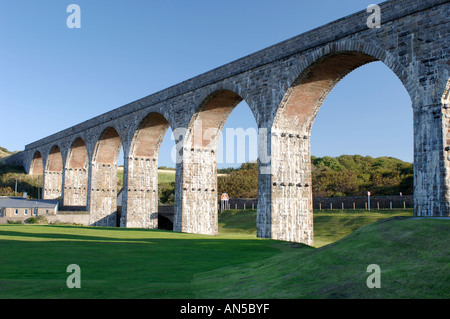 Cullen, Moray-Shire. Eisenbahnviadukt für Aberdeen, Inverness Hauptlinie.  XPL 3263-324 Stockfoto