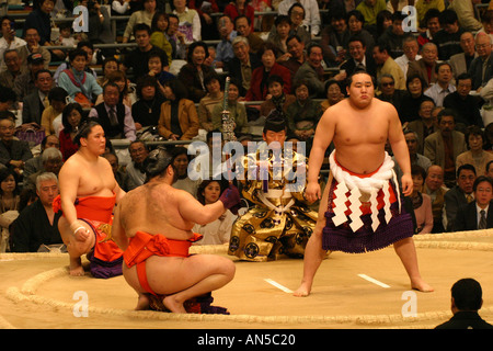 Sumo-Ringer und Yokazuna Grand Champion durchführen eine Pre Kampf Zeremonie zu Ende Frühjahr Sumo-Turnier Osaka Kansai Japan Asien Stockfoto