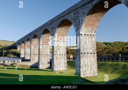 Cullen, Moray, Jugendliche Fußball unterhalb der Aberdeen - Inverness-Eisenbahn-Viadukt.  XPL 3264-324 Stockfoto