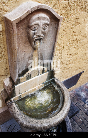 Alte verzierte öffentliche Trinkbrunnen in Cannes Frankreich Stockfoto