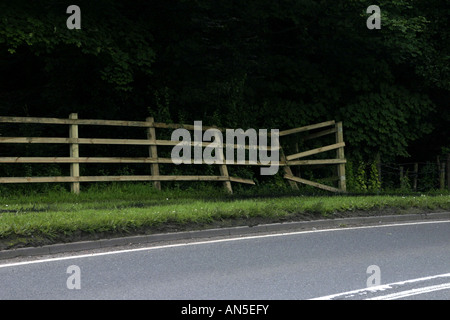 Eine defekte und beschädigte Holzzaun, wo ein Auto prallte hat Stockfoto