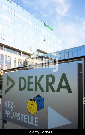Sitz des Vereins zur technischen Überprüfung von Automobilen DEKRA in Stuttgart-Möhringen-Deutschland Stockfoto