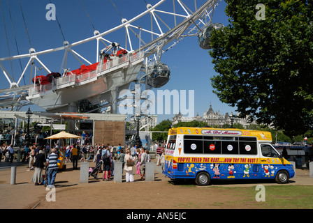 Detail des "London Eye" zeigt zwei pods hellen Sommer Tag Eis van im Vordergrund Scharen von Besuchern Stockfoto